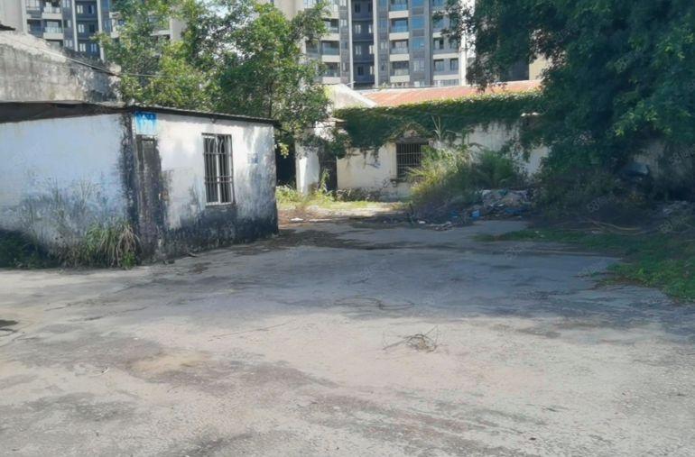 原房东 8 块钢构厂房出租，大小分组，车辆进出方便