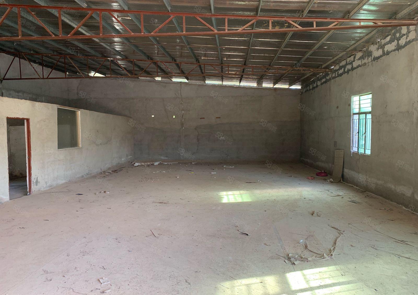 临坪地1公里 1000平独院出租 大路边上 随时可以看