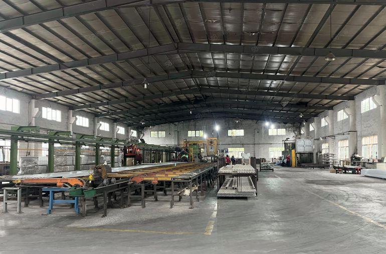 秋长维布新出原房东钢构独院3000平空地大 好进大车