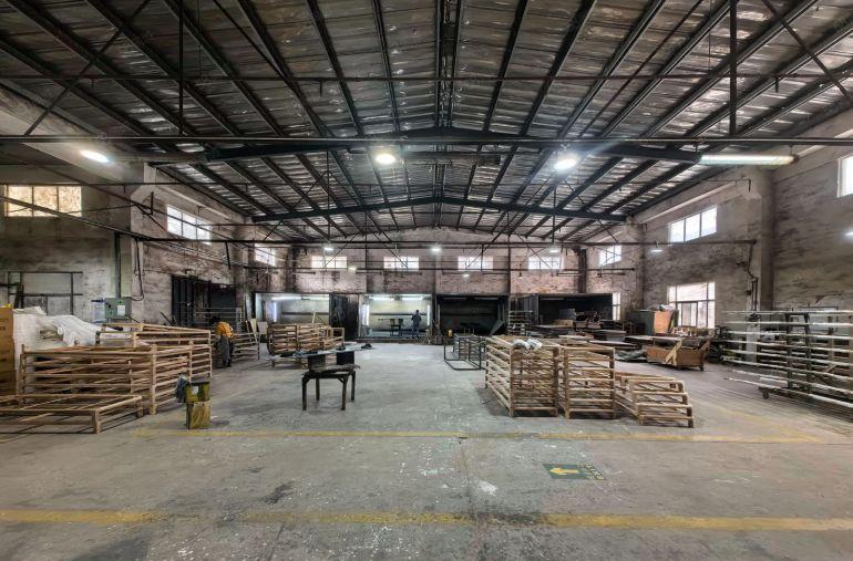 秋长白石国道边原房东独门独院钢结构滴水8米7600平厂房出租