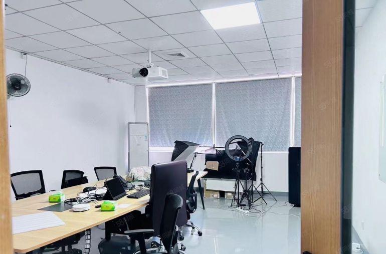 秋长伯恩厂旁边原房东厂房三楼800平方现成水电办公室拎包入驻