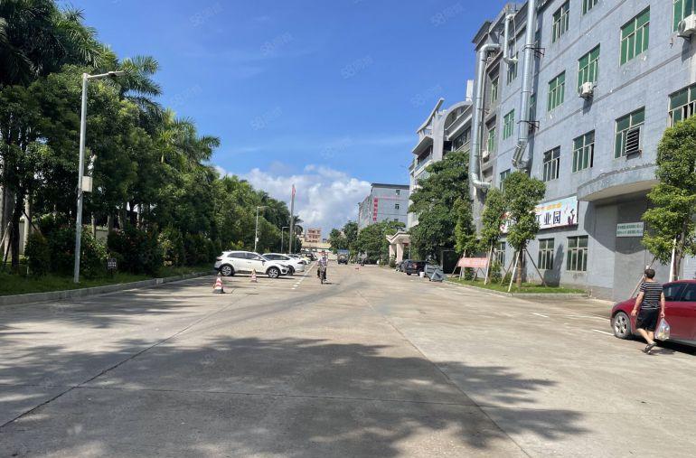 新圩临深工业园楼上单层面积1000平现成装修厂房低价出租