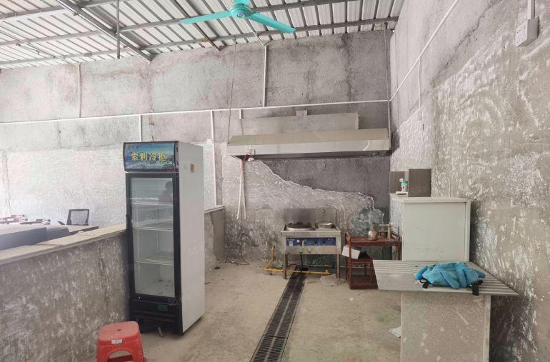 菜市场旁独院钢构加空地，可做餐饮，露营地，烧烤夜市等