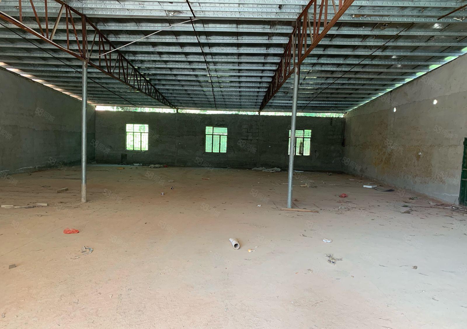 临坪地1公里 1000平独院出租 大路边上 随时可以看