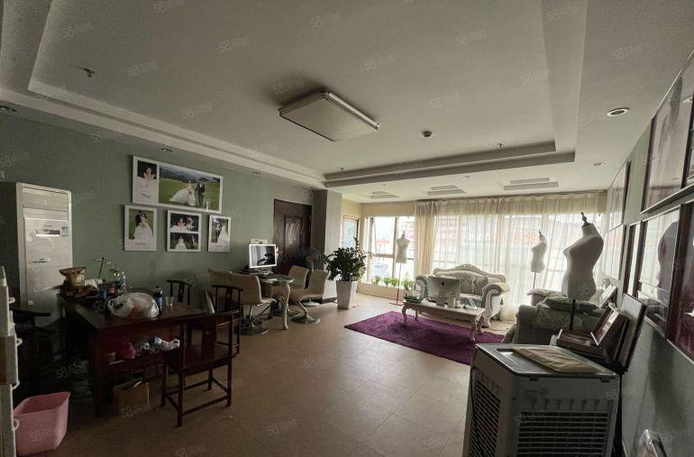 原房东现成装修办公室带家私家电。配有2吨客梯3千元