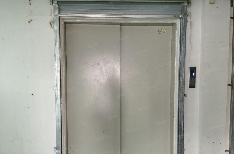 精装修的楼上570平方厂房出租