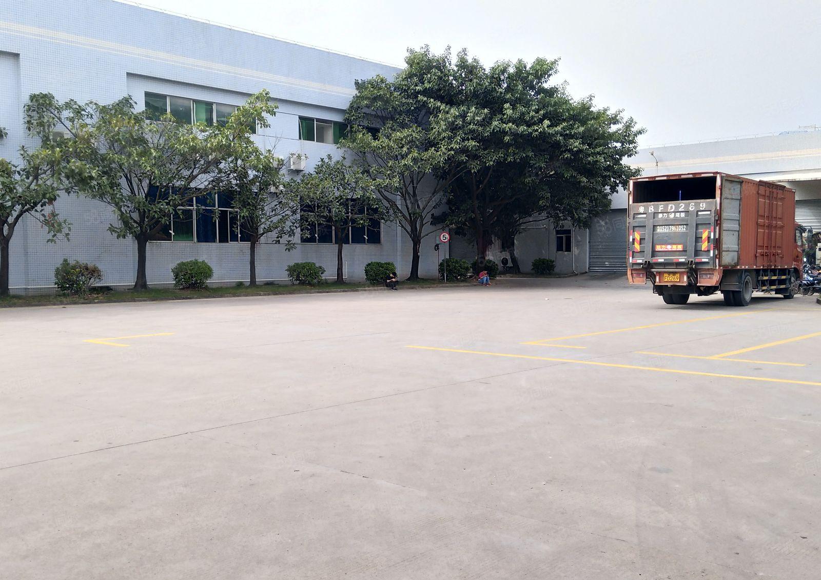 单一层10米高钢结构厂房出租，共10000平方，可分租