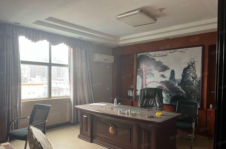 原房东现成装修办公室带家私家电。配有2吨客梯3千元