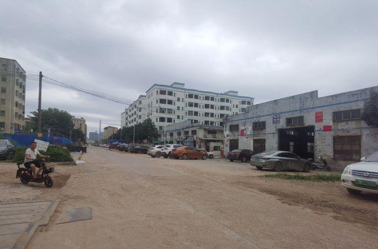 门口空地超大的钢构厂房900平方出租