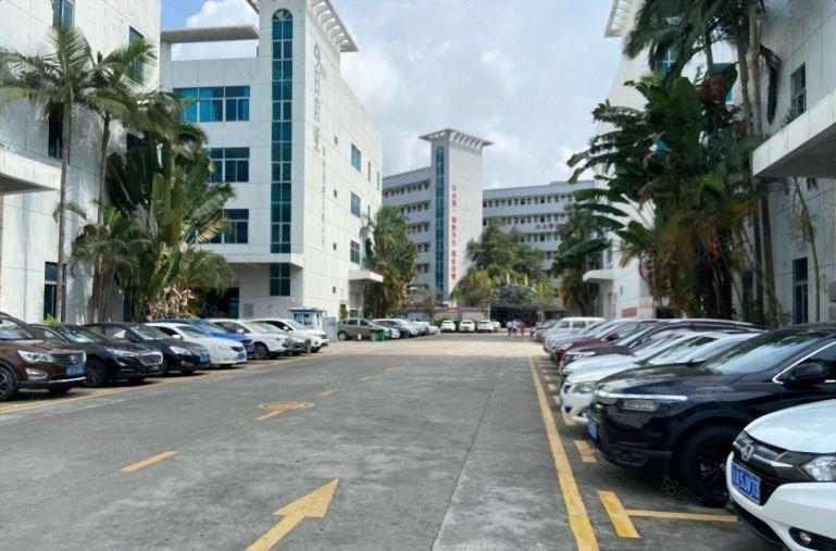 10元厂房，1000平现成装修，原房东直租，无转让费