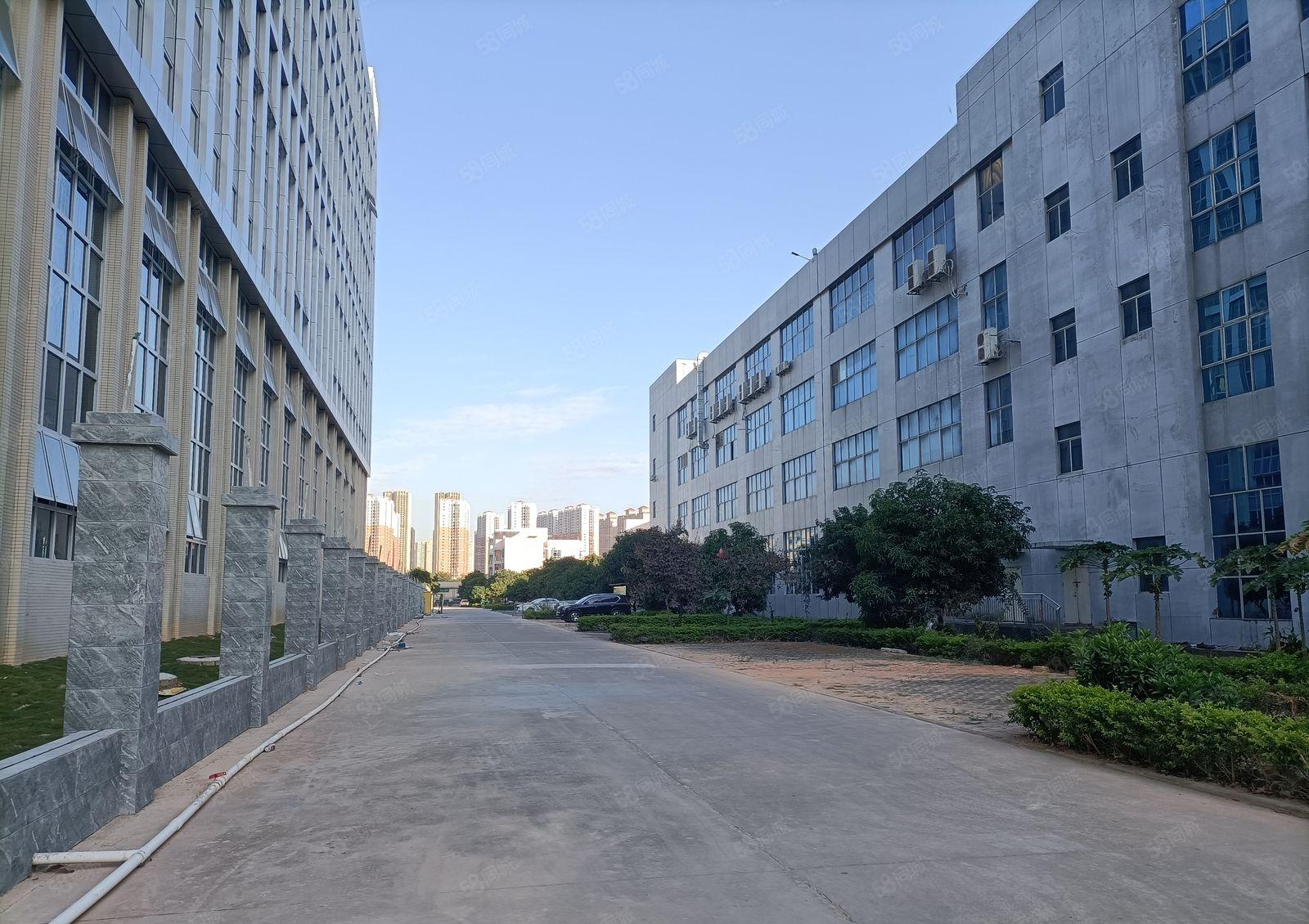 原房东实测使用率1500平刚好半层配5部电梯。