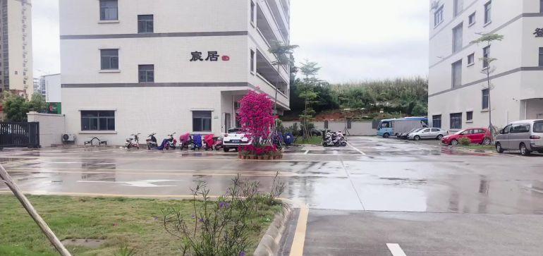 13块！临深大亚湾原房东实际面积800平出租水电齐全好招工。