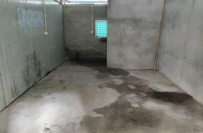 龙海一路新空出130平小房子，水电齐全带卫生间。