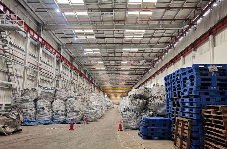 单一层钢结构厂房出租，层高13米，有行车，面积3万平，可分租