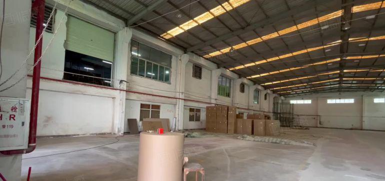 大亚湾石化大道现成带卸货平台钢构仓库，9米高。