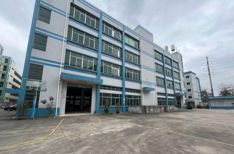 大亚湾石化大道路边仓库厂房出租，租金15元。有现成办公室。