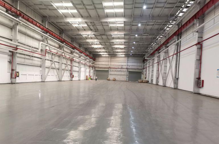 单一层钢结构厂房出租，层高13米，有行车，面积3万平，可分租