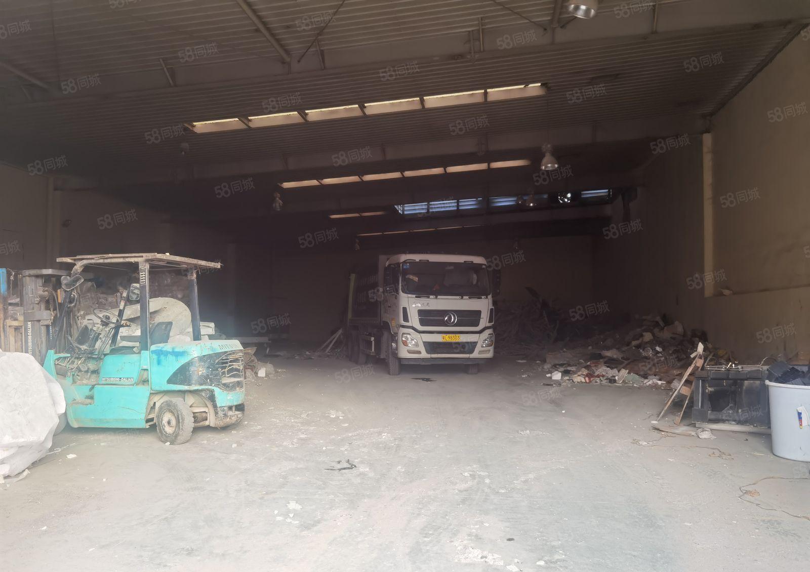 一个仓库1200平   总共两个仓库2400平   红本厂房