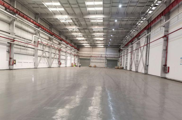 单一层钢结构厂房出租，层高13米，有行车，面积3万平，可分租