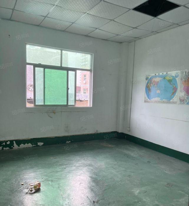 大亚湾临深原房东仓库厂房650平米，租金4千带装修。好招工