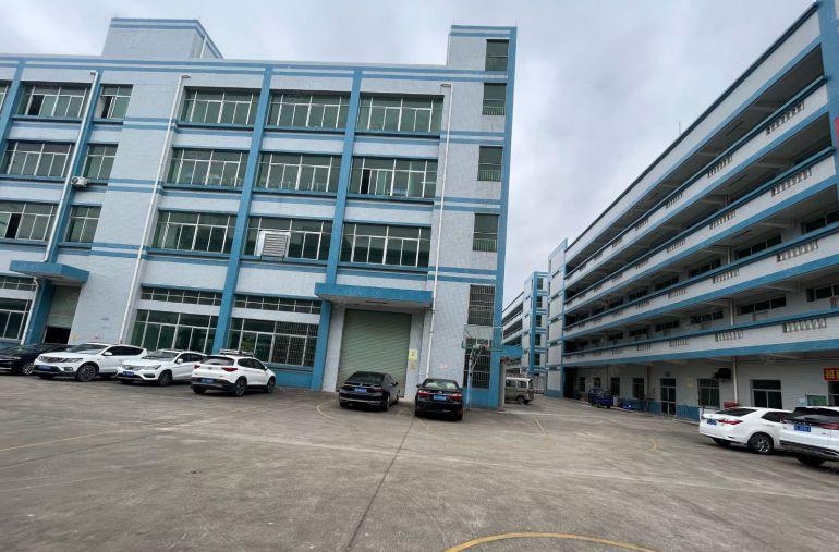 大亚湾石化大道路边仓库厂房出租，租金15元。有现成办公室。