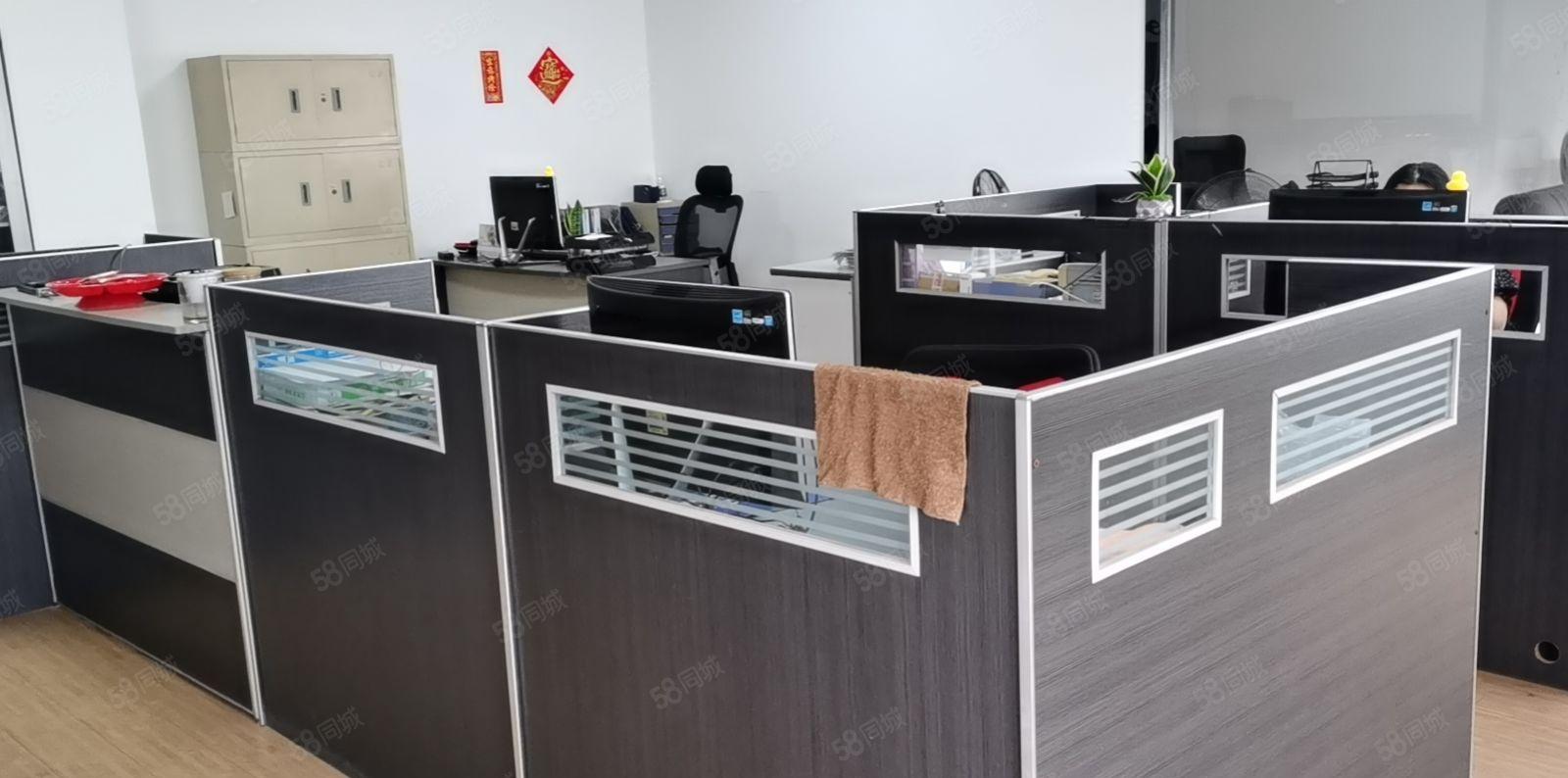 本人在现场实拍的图片，标准小独院原房东自己出租！价格便宜！