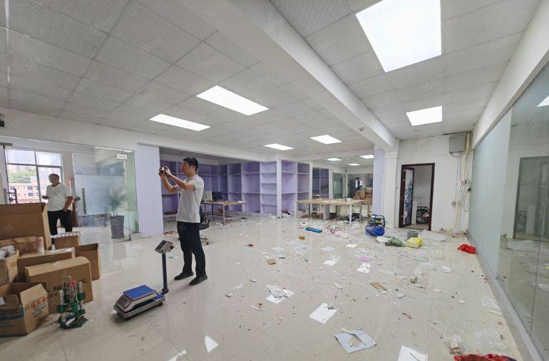 电子电工看过来 950平现成装修地坪漆办公室