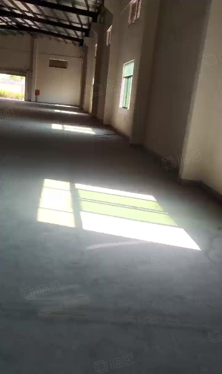 砖墙到顶单一层2000平方，原房东实际面积出租，电费自己交