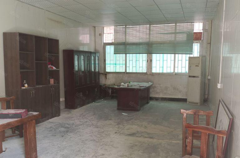 繁华地段工业园区一楼厂房分租，交通方便，停车方便，易招工