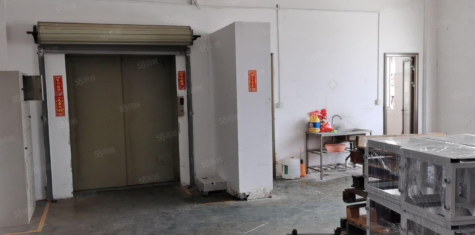 本人在现场实拍的图片，标准小独院原房东自己出租！价格便宜！