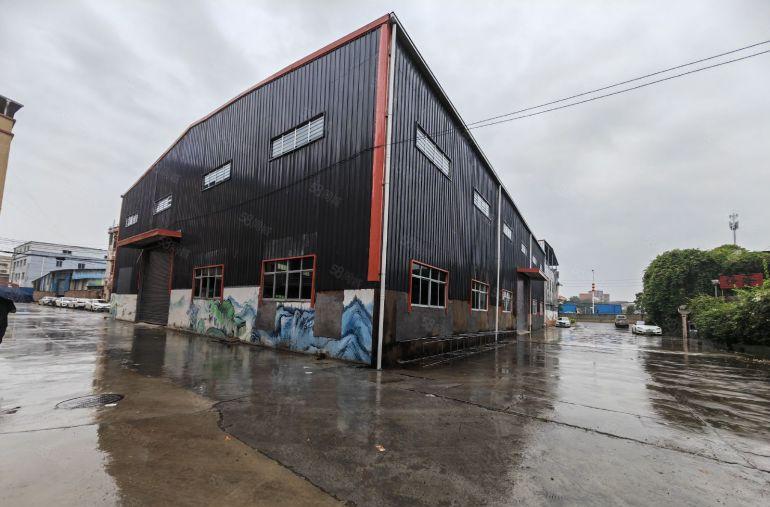 高速路口附近原房东刚刚建好钢构滴水9米