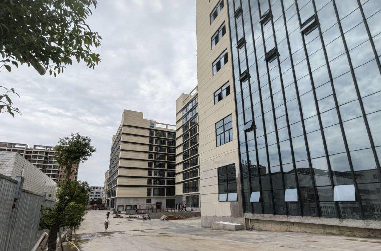 龙溪高速路口附近8元全新厂房出租，高大上标准厂房一楼8米