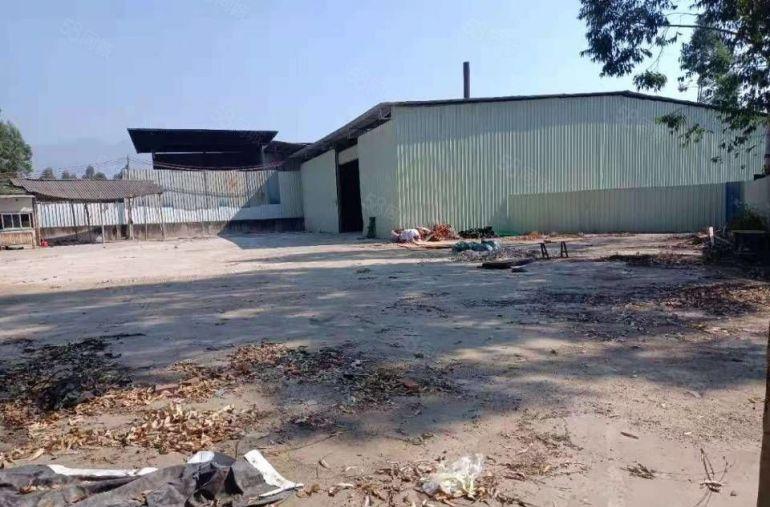 靠山边偏僻小独院铁皮房1300平 空地1500 大车可进出