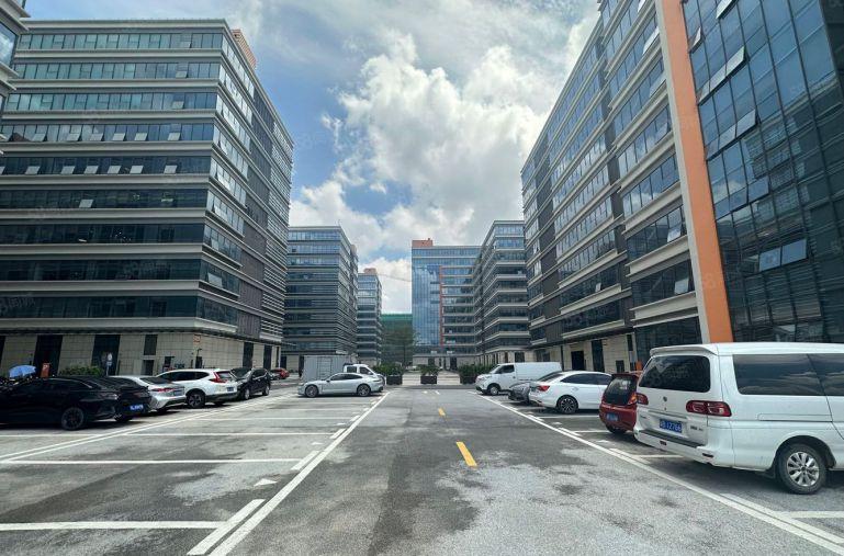 仲恺新空9块钱1200平厂房现成装修带办公室和地坪漆低价出租