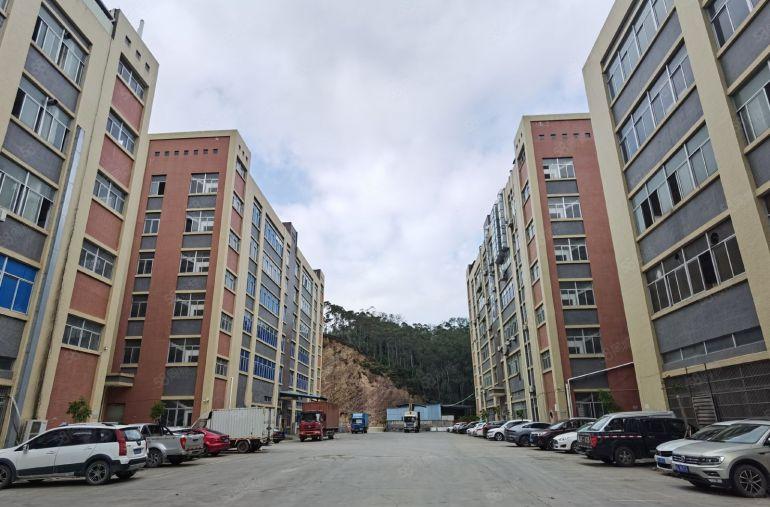 成熟工业区一二楼共3600平方厂房 有现成装修500起租