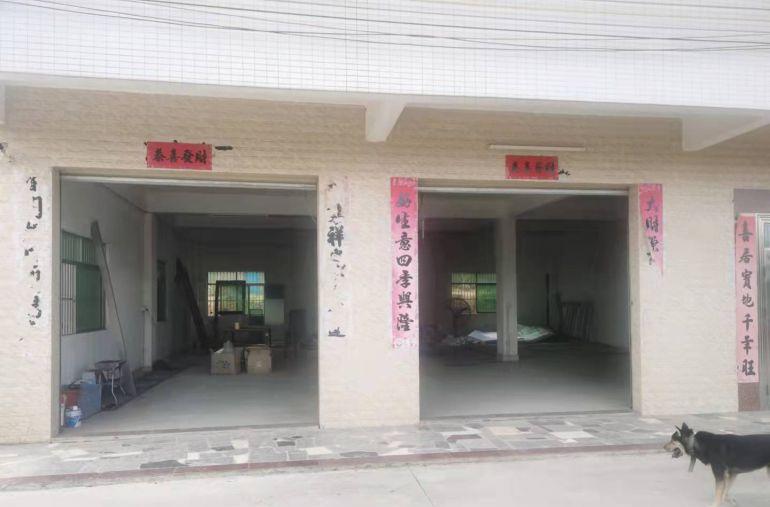 交通便利，门面宽，有三相电，另外还有一个180平方的宿舍另租