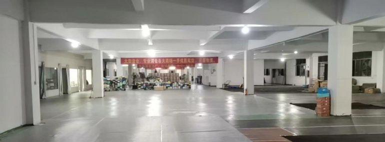 二楼2700平方，可分租