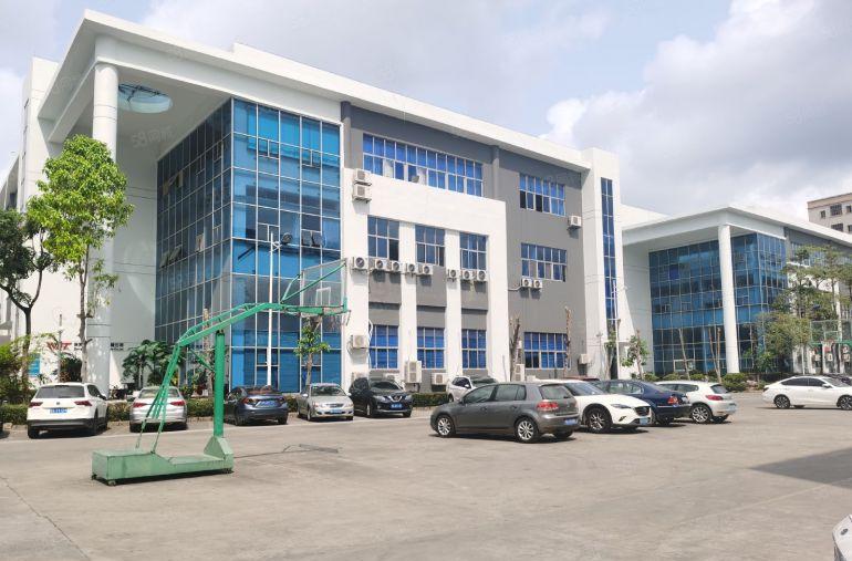 刚搬空楼上1600平方，精装修厂房出租，水电齐全，无需转让费