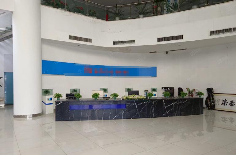 新安靠广深高速附近，新出一楼带航车标准厂房出租  低价可分租