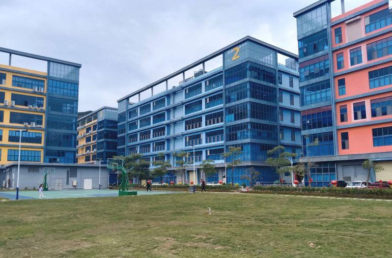 长安空出花园式厂房三楼3200平方，现成装修水电齐全，可分租