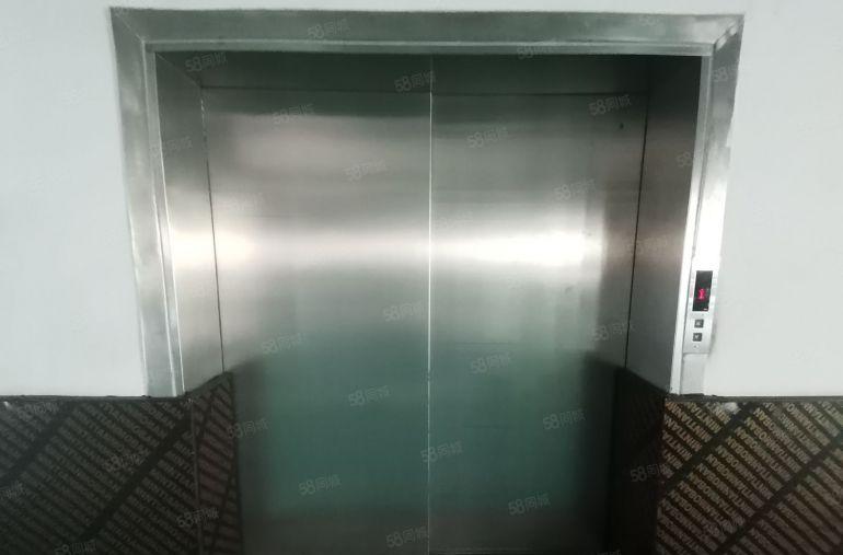 现成装修办公室3楼厂房1500平方出租，带全新地坪漆