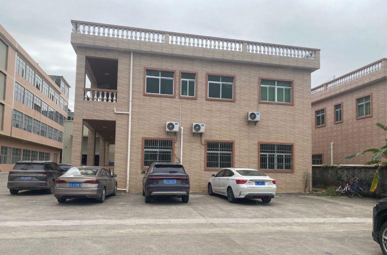 常平镇新出二楼1500平方米出租 有地坪办公室。