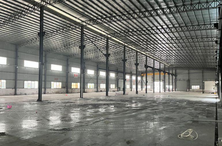 常平新出原房东独院。带独立办公室宿舍滴水十米带航车适合重工业