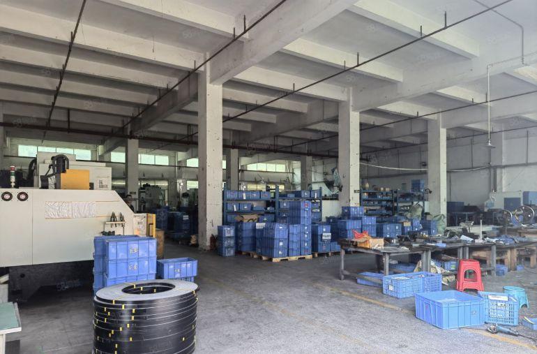 （低价出租)精装水电办公室一楼1100平层高6米适合各行各业