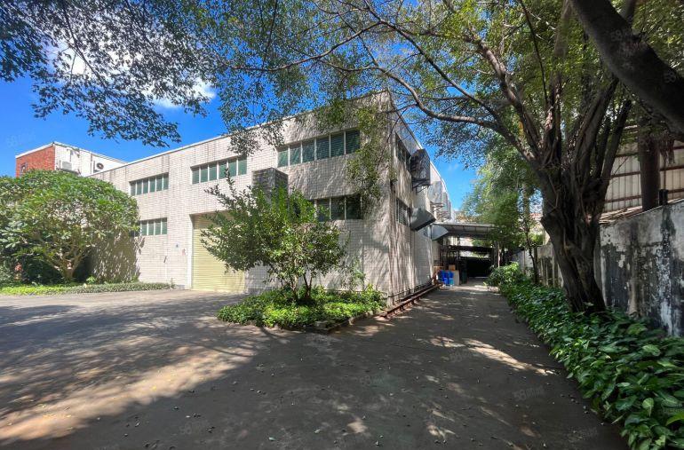 寮步镇原房东花园式独院厂房出租，价格便宜，水电过户空地超大