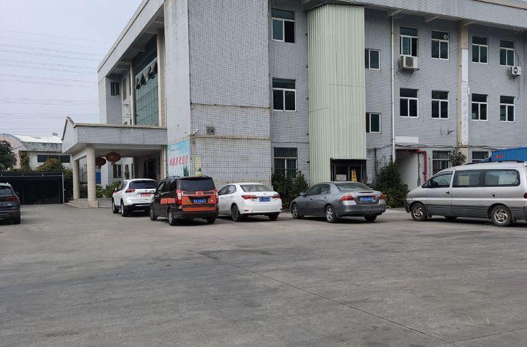 寮步岭厦即将空出二楼整层600平方，精装修，九成新