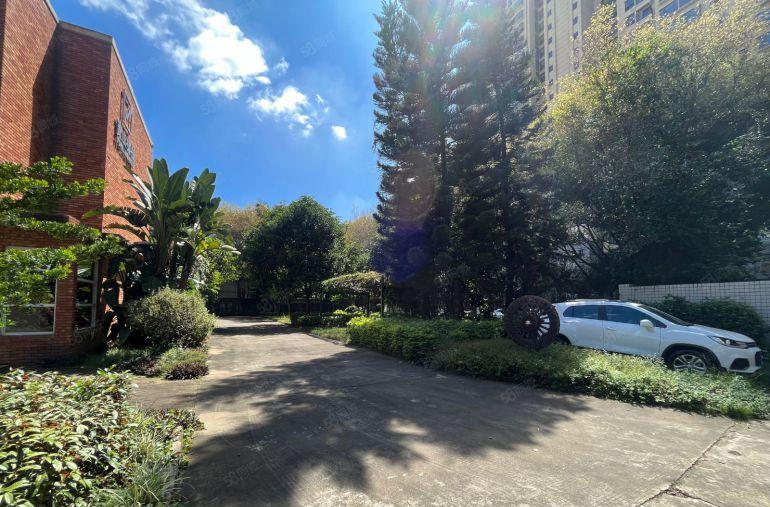 寮步镇原房东花园式独院厂房出租，价格便宜，水电过户空地超大