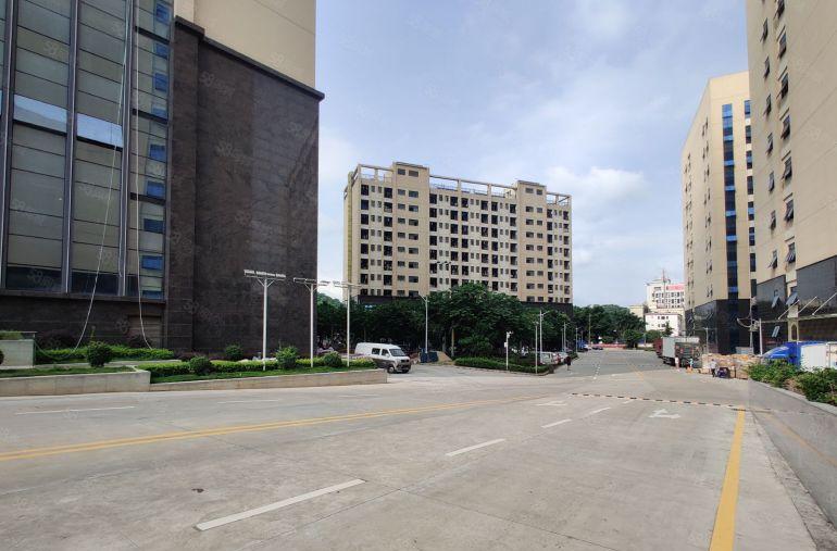 15块起凤岗形象超好全新园区一手房东8万平厂房出租，大小可分