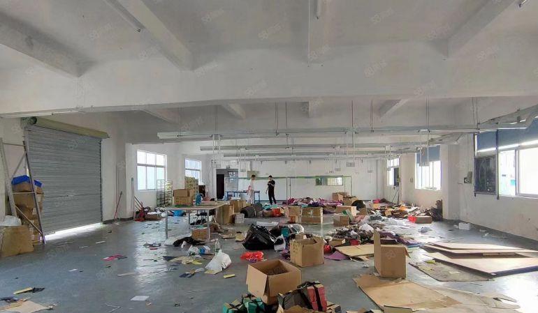 凤岗五联村委旁厂房出租 楼上700平 适合手机皮具 电子组装