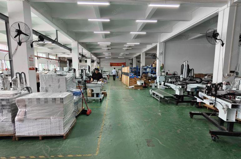 万江莫屋新出1600平米标准一楼厂房出租，有现成办公室